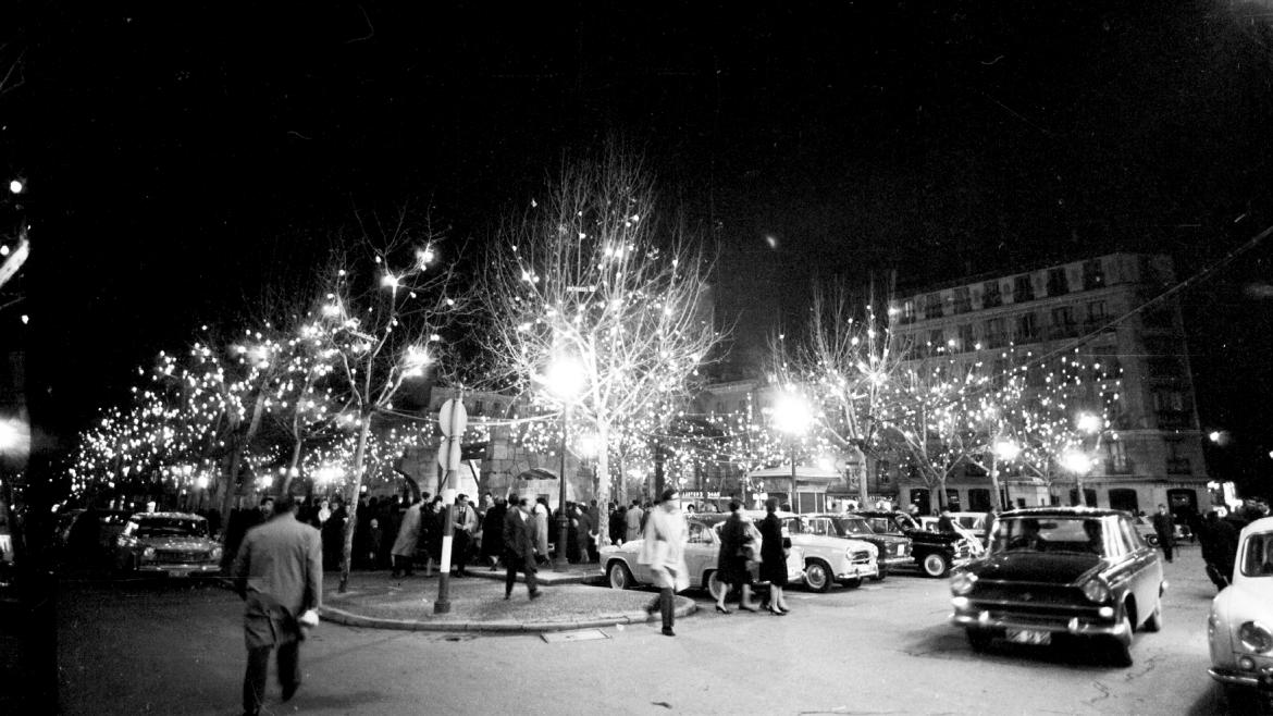 Foto en blanco y negro de la iluminación navideña en Madrid