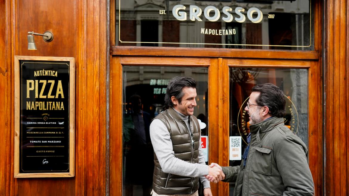 Fernández-Lasquetty a las puertas de la pizzería Grosso